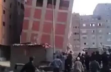 Budynek zawala się po trzęsieniu ziemi w Nepalu