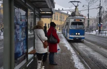 Biała koszula, czerwony krawat, granatowe spodnie. To kontroler z Krakowa!