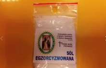 Katechetka ze Słupska daje przedszkolakowi sól egzorcyzmowaną.