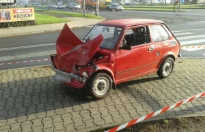 Karetka zderzyła się z maluchem. "Fiat przewrócił ambulans"