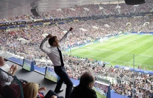 Foto histórica: Macron, Presidente da França, comemora gol da seleção de...