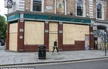 Anglicy zabijają okna deskami. Coroczny przestępczy festiwal Notting Hill