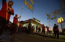 Płaca minimalna doprowadza do wymiany ludzi na maszyny w McDonald.