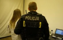 Zaoferowała policjantom majtki za uwolnienie