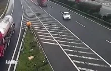 Idiota zatrzymuje się na autostradzie