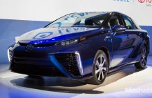 Toyota Mirai (未来, przyszłość) napędzana ogniwem wodorowym, bije zasięgiem Teslę