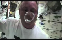 Zabawy z wodą w stanie nieważkości na ISS.