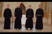 Prawosławni mnichowie śpiewają hymn z okazji Wielkiego Postu.