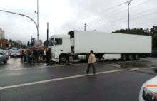 Protestuje blokując tirem rondo Babka w Warszawie.