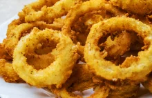Przepis na onion ringsy - łatwą i klasyczną amerykańską przekąskę typu fast-food
