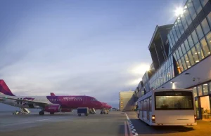 Ewakuacja samolotu Wizz Air w Pyrzowicach. Pasażer krzyczał, że jest bomba