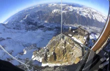 Krok w otchłań ze szczytu na Mont Blanc. Ekstremalna atrakcja turystyczna.