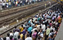 Lokalne pociągi Bombaju przewożą ponad osiem milionów osób dziennie.