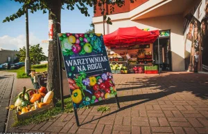 Liczba małych sklepów w Polsce gwałtownie maleje. Warzywniaki i targi padają.