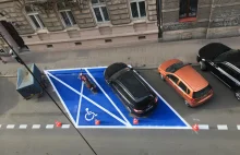 Drogowcy namalowali miejsca parkingowe... wokół zaparkowanych pojazdów