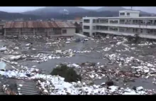 Japońskie tsunami z 2011r. Fala zaczyna się niewielka, ale chwile później...