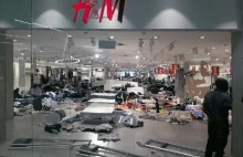 Niszczą wnętrza sklepów H&M. Eskaluje konflikt o "rasistowską" reklamę