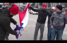 Turcy w ramach protestu przeciwko rządowi Holandii palą flagę….Francji.