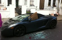 Uszkodzone Lamborghini podczas zamieszek w UK