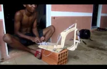 Pomysłowy chłopak buduje koparkę w której układ hydrauliczny to strzykawki.