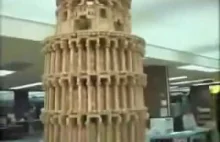 OMG! Reporter debil burzy replikę wieży w Pizie na oczach twórcy...