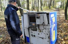 Rabusie ukradli bankomat. Porzucili go w zaroślach (wideo)