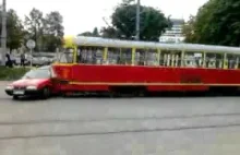 Symulacja zderzenia tramwaju z samochodem osobowym