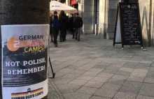 Plakat GermanDeathCamps przed siedzibą ZDF - "zniknął" po kilku godzinach