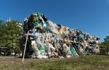 Góra plastikowych śmieci w środku miasta. Tak śmiecą jastrzębianie