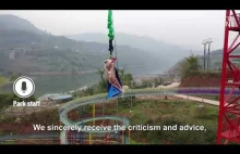 Chiny: skandal - świnka na bungee w stroju Supermana promuje park rozrywki