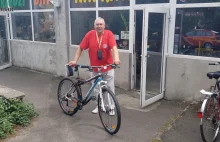 Okradziony wolontariusz ma już nowy rower po zbiórce pieniędzy.