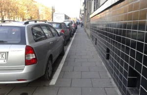 Urzędnicy złamali prawo, robiąc z chodników parkingi. Zapłacą za swój błąd?