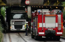 Polski TIR zerwał trakcję pod wiaduktem w Pradze, zapaliła się plandeka