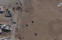 Nagranie z drona zrzucającego bombę idealnie na dach...