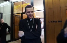 Najmłodszy polski biskup zdradził, ile zarabia i jakim samochodem jeździ