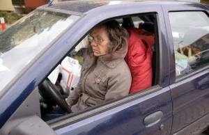 63-letnia kobieta żyje w aucie przed blokiem