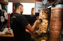 Unia Europejska dobiera się do kebabów. Popularny fastfood może zniknąć z Polski