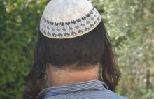 Żydzi w Niemczech przestrzegani przed noszeniem jarmułek. W obawie przed...