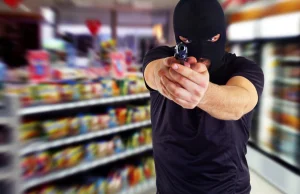 Facet napadł z bronią w ręku na stację benzynową – jego łup: napoje energetyczne