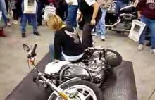 Jak prawidłowo podnieść motocykl