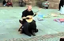 Bard śpiewa na ulicy