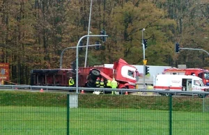 O włos od tragedii przy A2 ! Ciężarówka kontra osobowe auto. To cud