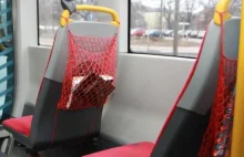 Znikają książki z tramwajowej czytelni. "Zabrali nawet siatki"