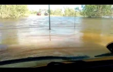 Przejazd przez zalaną drogę samochodem Toyota Land Cruiser