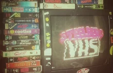 Współczesne tytuły kina i telewizji na okładkach kaset VHS