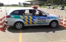 Kierowca policji wojskowej drifting samochodem