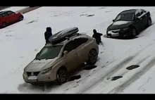 Młoda Rosjanka wpada do otwartego włazu, przysypanego śniegiem