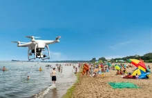 Na plażach zwiększa się liczbę dronów. Jak się bronić? Bo zaczynają drażnić.