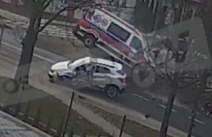 Jest nagranie z wypadku karetki pogotowia w Ostrowie Wielkopolskim [WIDEO]