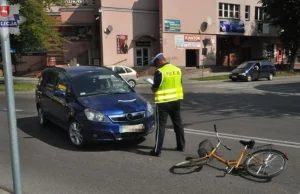 Wjechał w rowerzystę. Twierdzi, że go nie widział. Nagranie z monitoringu.